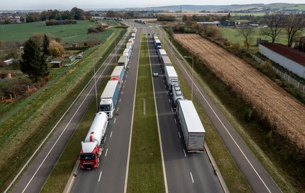 Водіям вантажівок не обов’язково повертатися з ЄС до 10 липня – Мінінфраструктури передумало