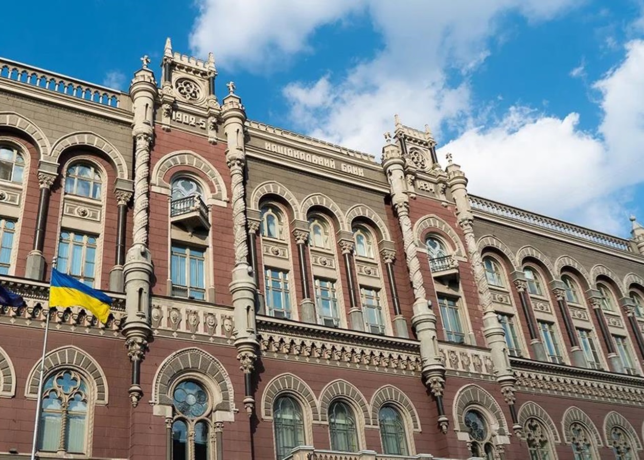 НБУ встановив офіційний курс валют на понеділок: скільки коштуватимуть долар та євро на початку тижня