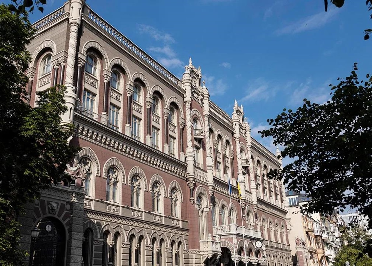 НБУ переходить до девальвації: Нацбанк розвернув тренд та почав поступово знижувати курс гривні відносно долара.