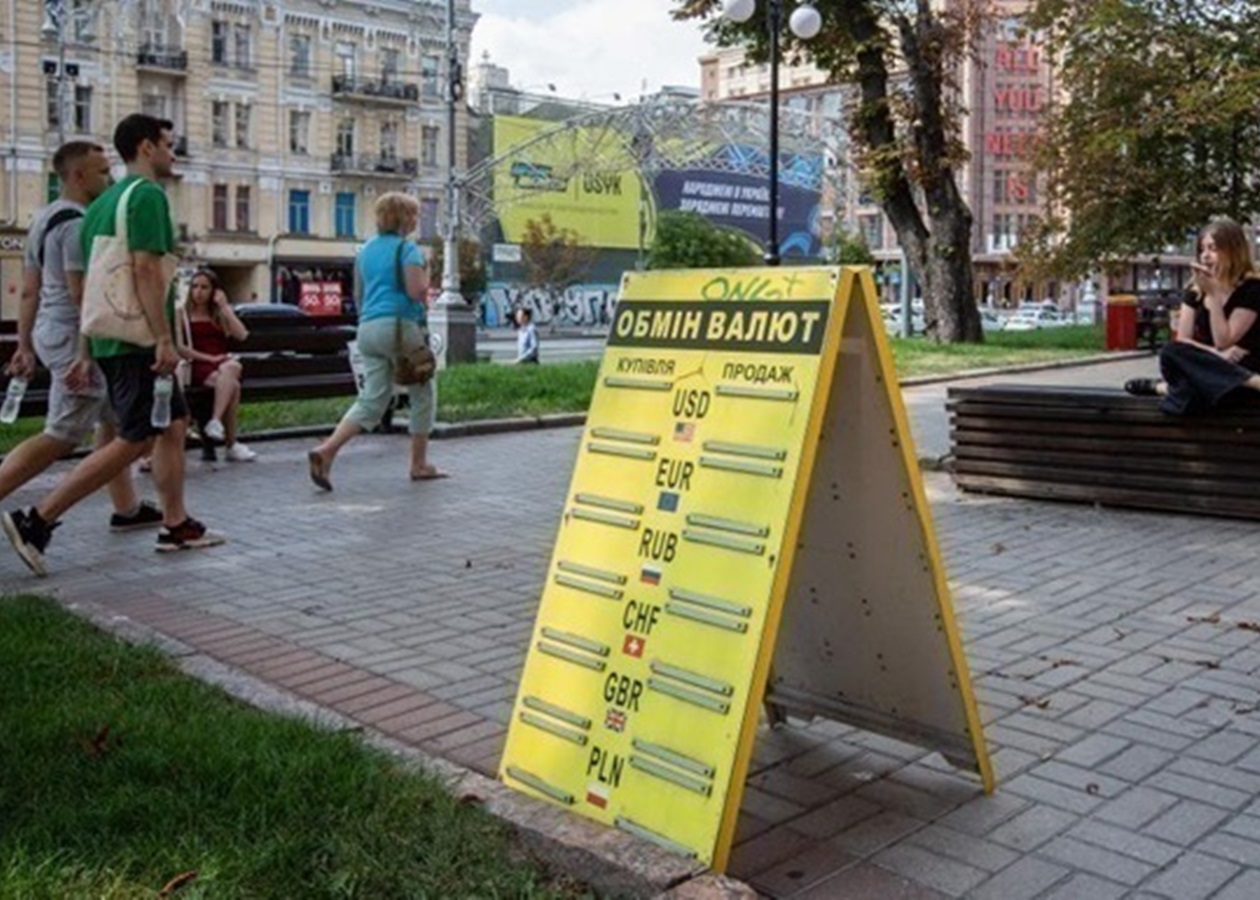 Гривня зміцнюється: актуальні курси долара та євро в обмінниках пішли на спад