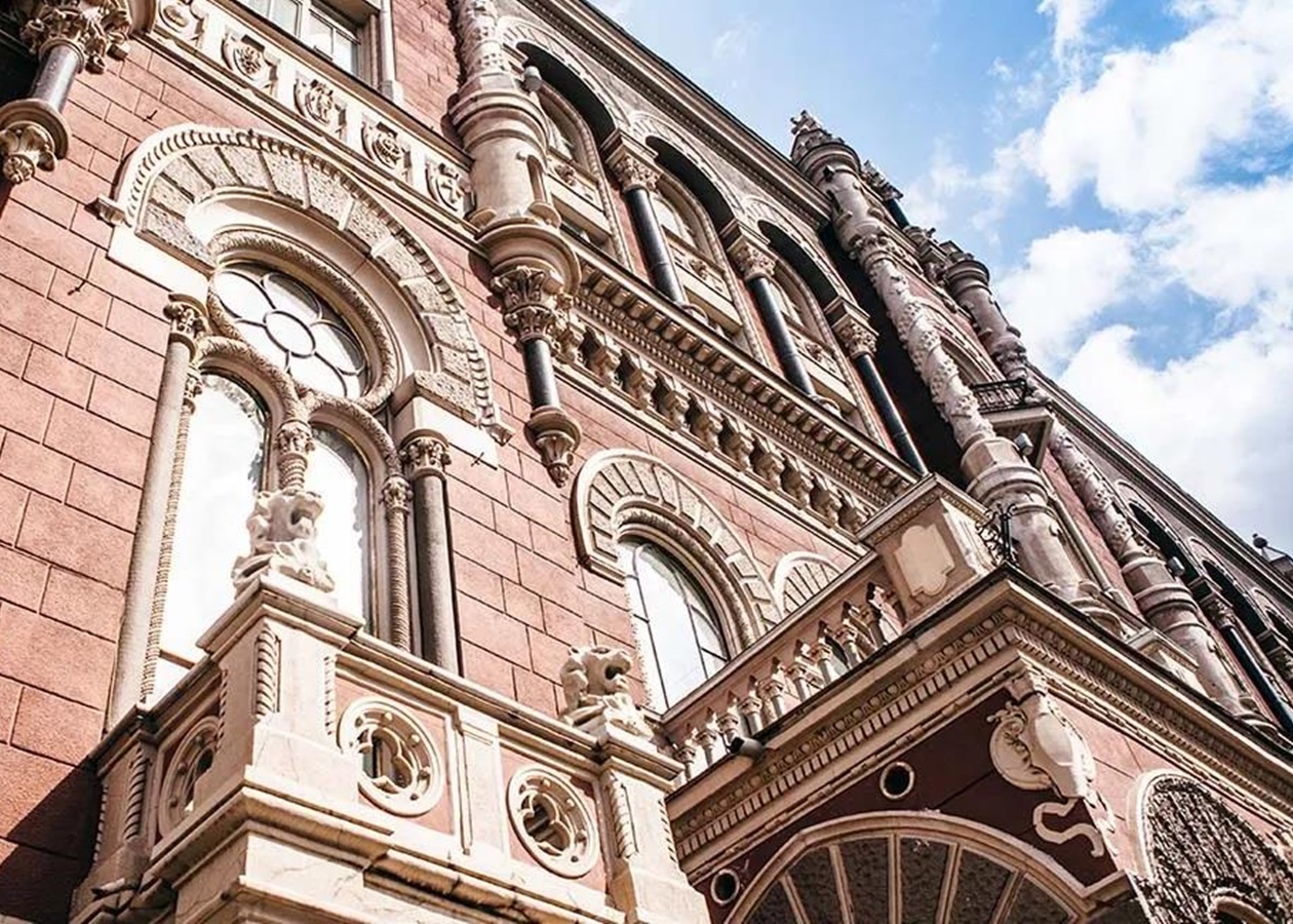 НБУ втримав обсяги продажу валюти вище психологічної межі: ситуація на ринку та курс долара під контролем регулятора.