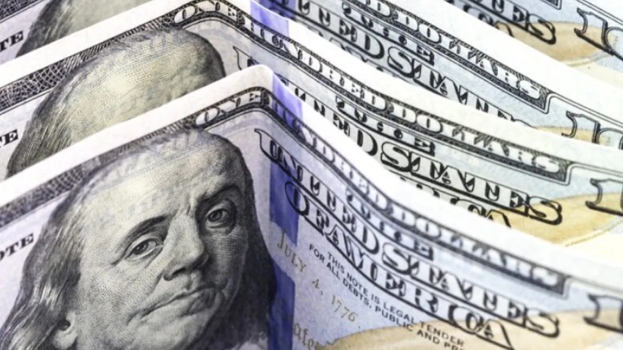 Курс валют сьогодні: скільки коштують долар та євро в обмінниках, касах банків та за офіційними даними НБУ відносно гривні.