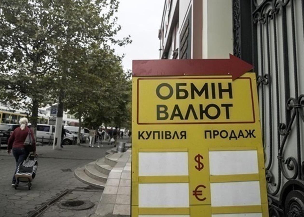 Гривня втрачає позиції: актуальні котирування в обмінниках та тенденції валютного ринку України