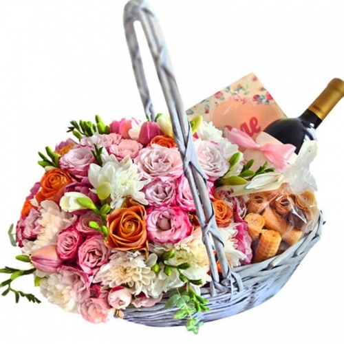 корзины с цветами и сладостями