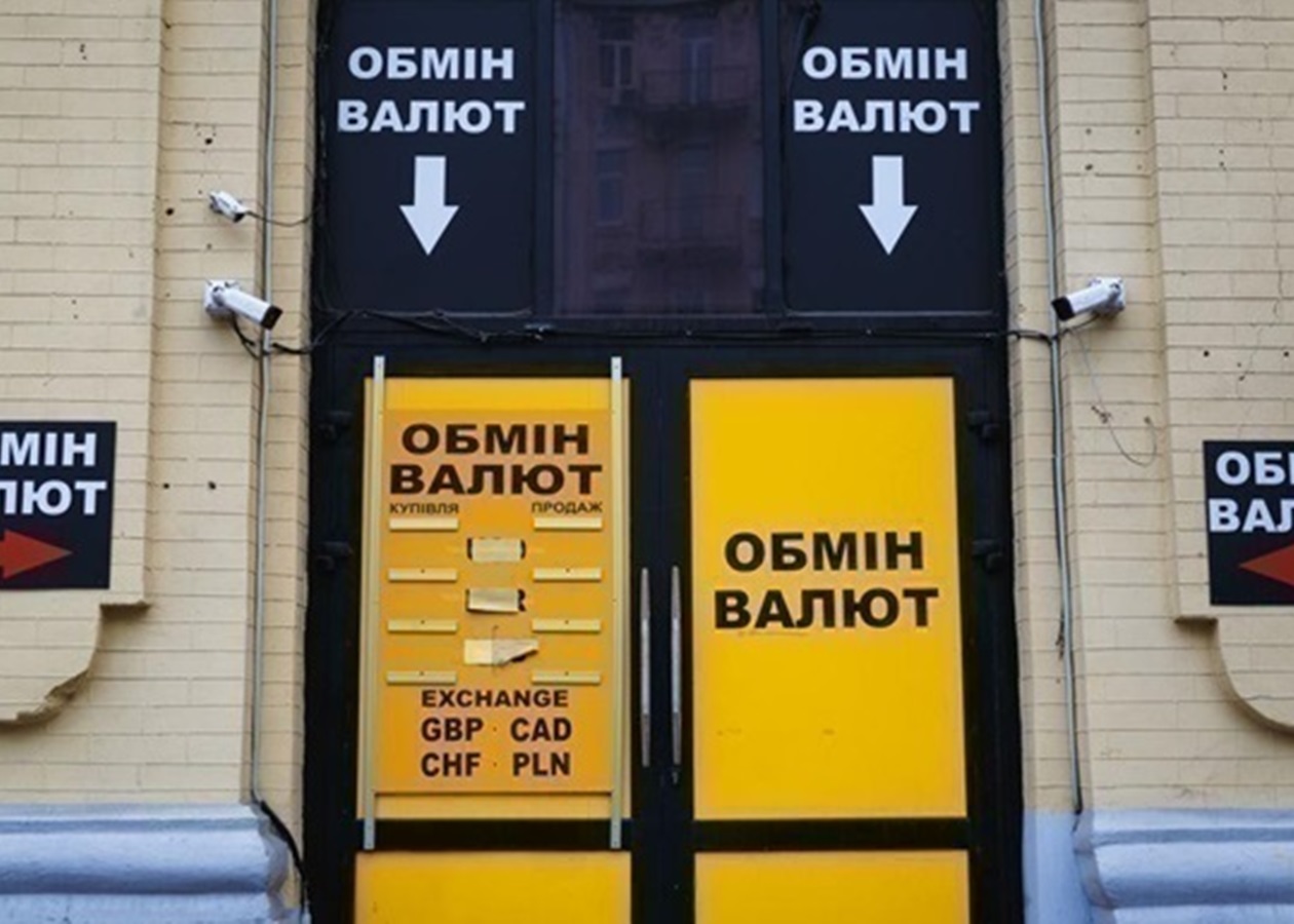 Валютний ринок під кінець тижня: гривня демонструє впевнене зміцнення в обмінниках країни